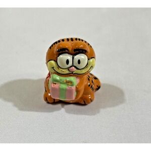 Vintage 1981 Garfield Ceramic Figurine Holding Birthday Present Enesco Korea